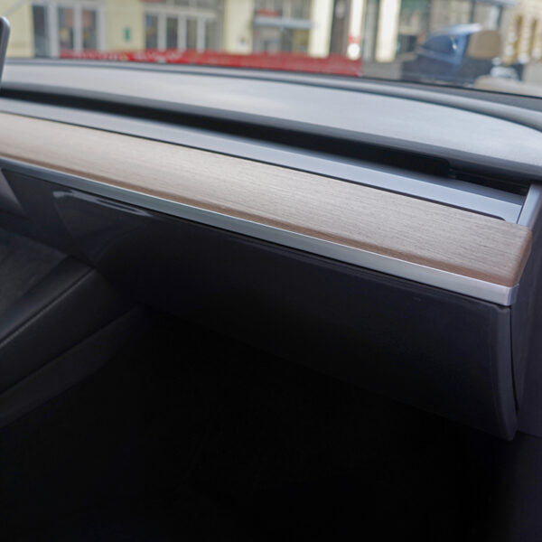 Handschoenkastklep onder de sierlijst aan de bijrijderszijde van de Model 3/Y