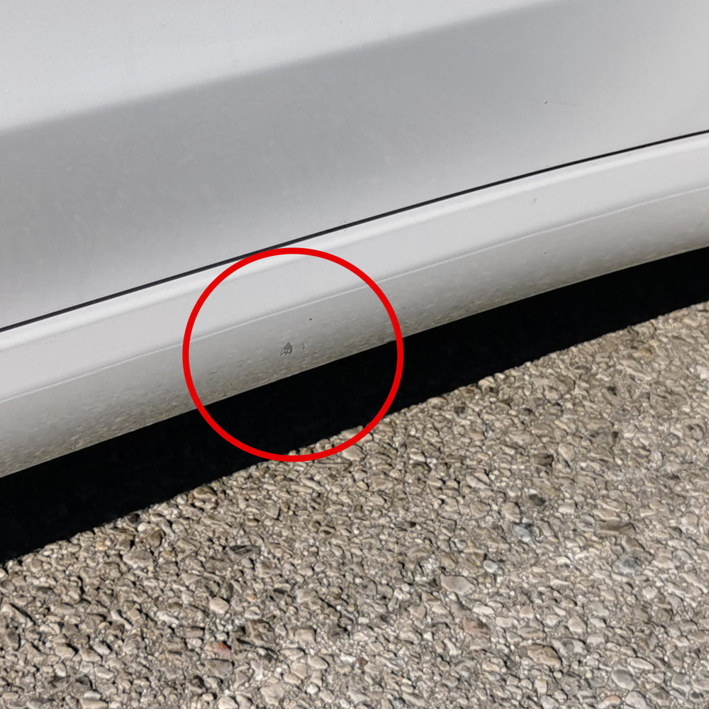 Rood gemarkeerde lakschade op de sideskirt van een witte Tesla Model 3