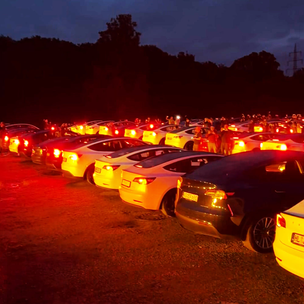 Tesla's tijdens een lichtshow in de schemering