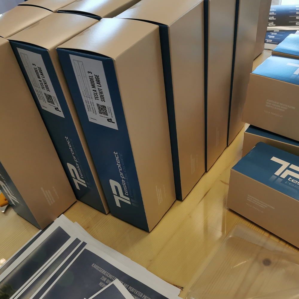 Verzenddozen van Tesla-Protect met etiket Tesla Model 3 Sidekit large