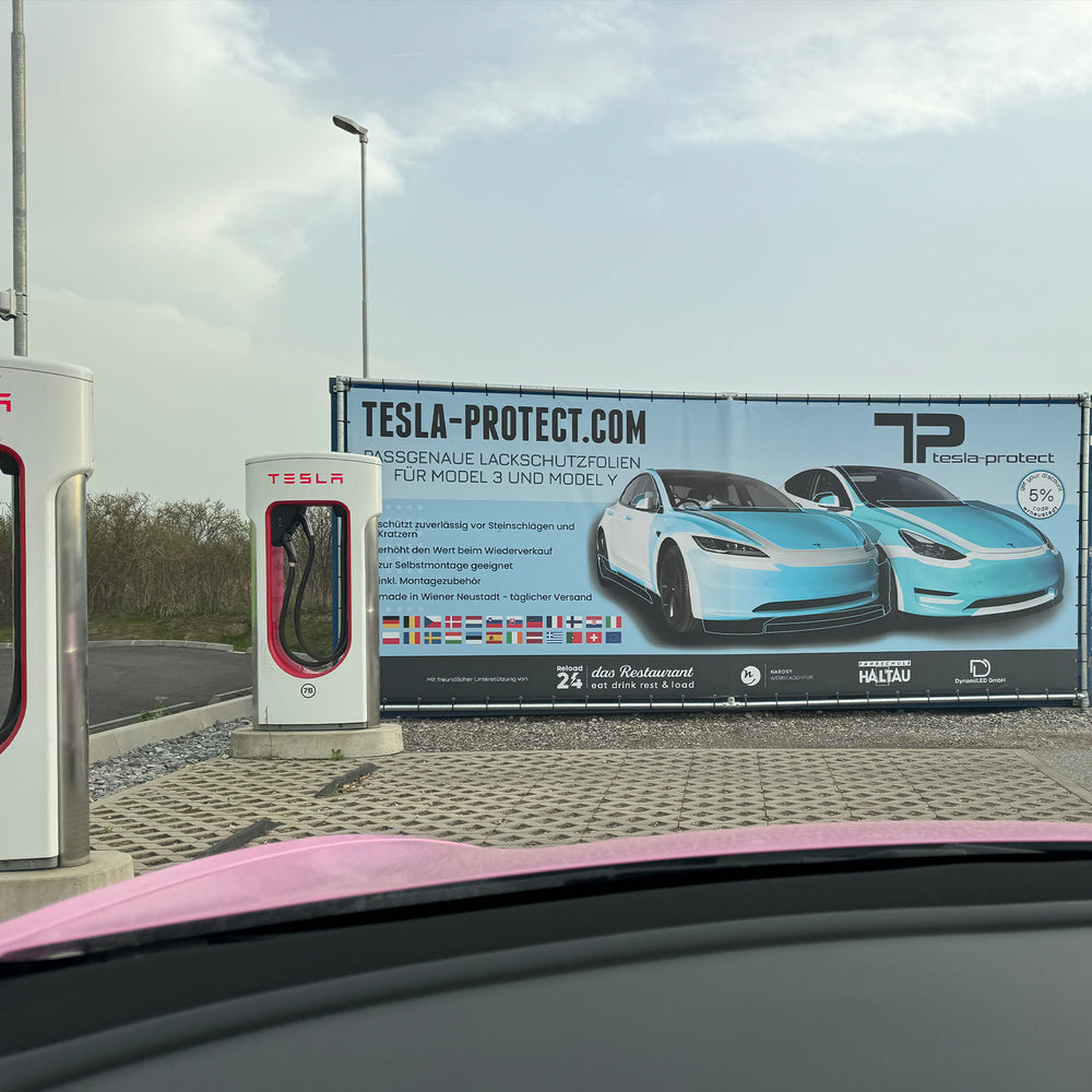 Reclamebanner van Tesla-Protect naast Tesla Superchargers