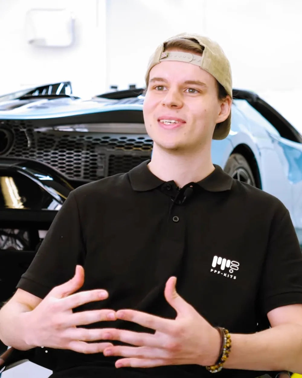 Benedikt uit het team van Tesla-Protect in de werkplaats